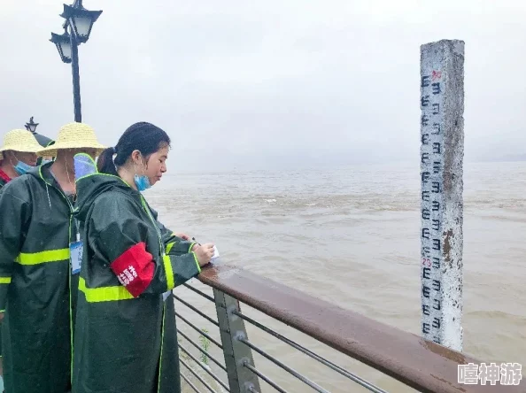 爽好多水快深点快水位已达警戒线即将漫过堤坝请迅速撤离