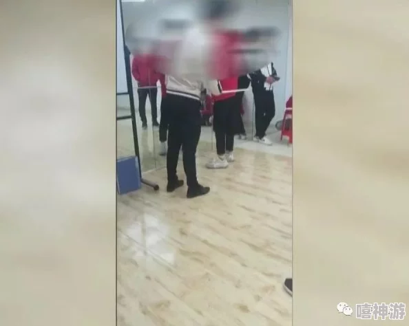 为什么观看此类内容“无遮挡裸光屁屁打屁股男男”也许是为了满足视觉上的刺激